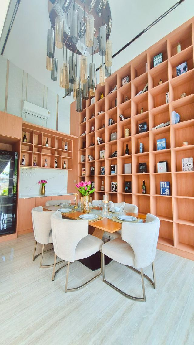 Luxurious corner house on the front plot, the largest of 8 houses at 118 sq.wa., near 2 golf courses, fully furnished, move-in ready. 10