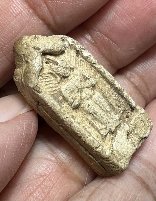 พระพิมพ์พระประจำวันศุกร์ ปางรำพึง หลวงพ่อจาด วัดบางกระเบา ออกให้บูชาที่วัดพระสิงห์วรมหาวิหาร เชียงใหม่ ปี2485 รูปที่ 3