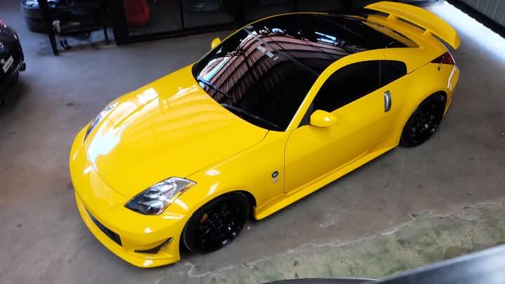 Nissan 350 Z สีเหลือง