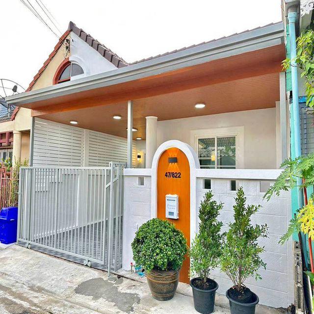 ขายทาวน์เฮ้าส์ชั้นเดียว เนื้อที่ 20.7 ตร.ว หมู่บ้านร่มเงาไม้ 3 ห้องนอน  รีโนเวทใหม่ 2
