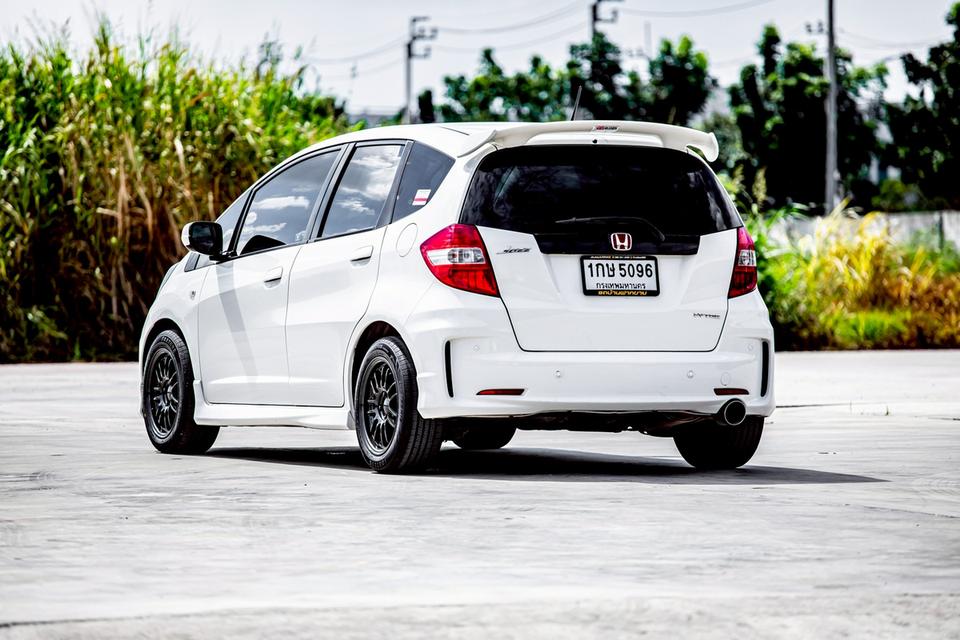 Honda Jazz 1.5 S ปี 2013 สีขาว มือเดียวป้ายแดง  7