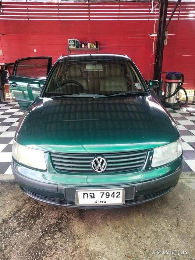 Volkswagen Passat สีเขียว 2