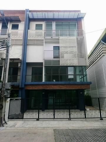 ให้เช่าโฮมออฟฟิศ 4 ชั้น โครงการ ดิสทริค เอกมัย-รามอินทรา ซอยรามอินทรา 40 หลังมุม ใกล้รถไฟฟ้าสายสีชมพู 1