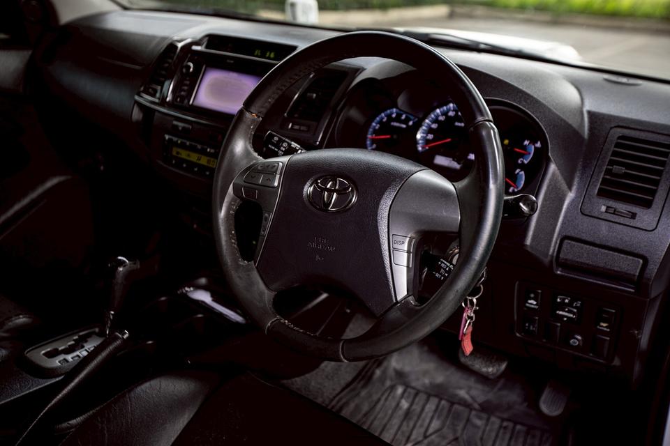 TOYOTA FORTUNER 3.0V ภายในดำ สีขาว ปี 2012 เกียร์ออโต้  14