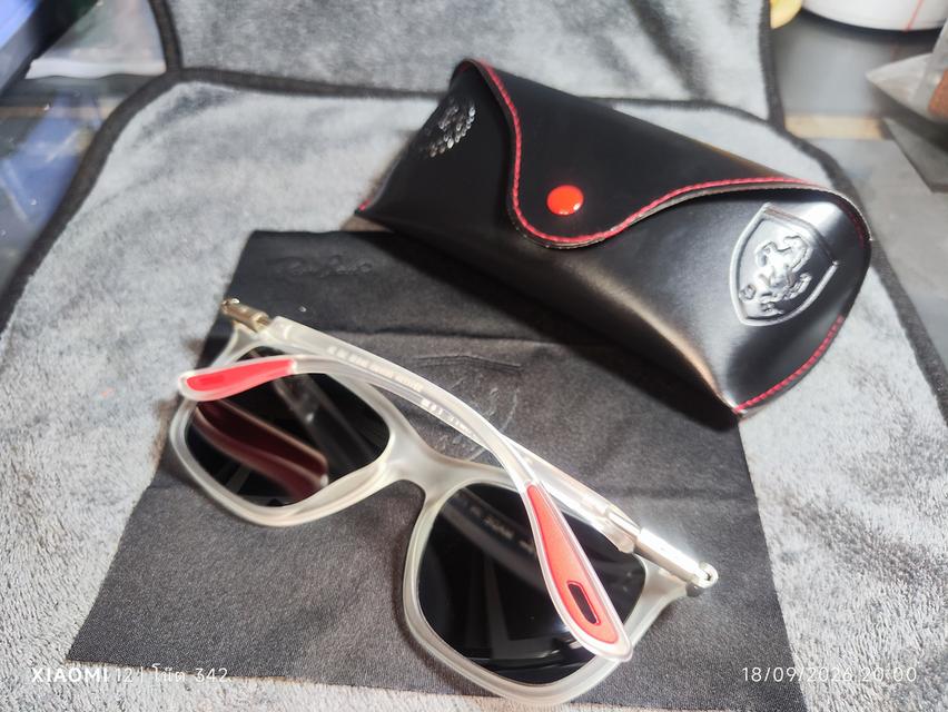 แว่นกันแดด RayBan RB4433M Scuderia Ferrari Collection F625/6G 54-20 145 3N โดดเด่นด้วยกรอบสีขาวขัดเงา ตัดกับปลายขาแว่นสีแดง อ่านรายละเอียดก่อน รูปย่อยที่ 2