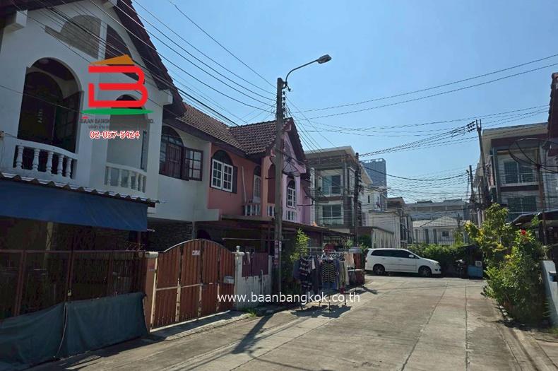 ทาวน์เฮ้าส์ หมู่บ้านอัมรินทร์วิลล่า (ใกล้อิมแพคเมืองธานี) ซอยแจ้งวัฒนะปากเกร็ด 41 เนื้อที่ 20 ตรว. ตำบลปากเกร็ด (สีกัน) อำเภอปากเกร็ด (ตลาดขวัญ) 3