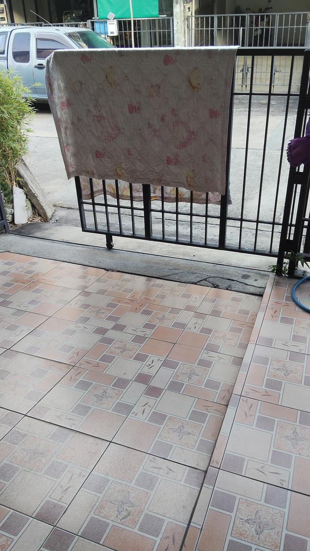 บ้านทาวน์เฮ้าส์2ชั้น3ห้องนอน2ห้องนำ้ขายตามสภาพที่อยู่ถนนเพารักษ์ตตลาดหนามแดงสมุทรปราการ 3