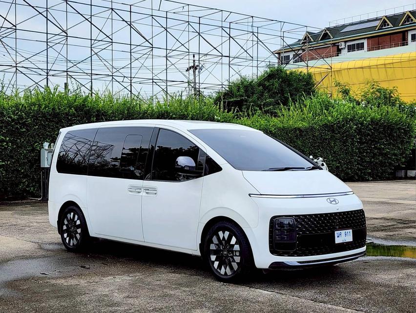 รหัสรถ PEAT911 🚐🚙HYUNDAI STARIA PREMIUM (SUNROOF) สีขาว ภายในดำ ปี 23 