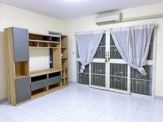 ตลาดกลางลาดสวาย 2.4 กม เลียบลำลูกกาคลอง 4 มาร์เก็ตวิลเลจ รังสิต 1.9กม. ให้เช่าบ้าน2ชั้น 38ตร.วา. 3นอน พร้อมเฟอร์ 3 แอร์  4