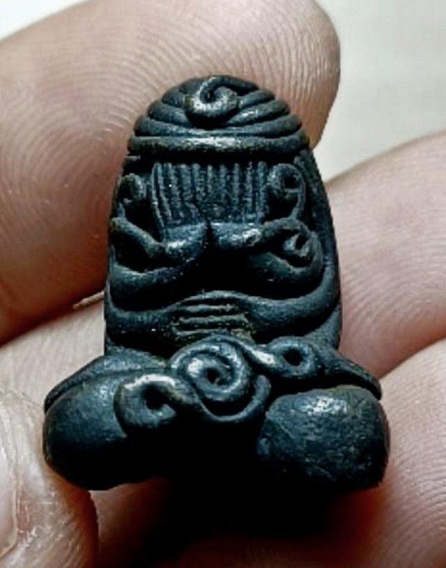 พระปิดตาเนื้อโลหะเก่า