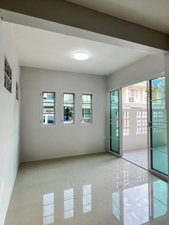 หมู่บ้านพฤกษา 30/1 (ติดถนนบ้านกล้วย-ไทรน้อย) รีโนเวทใหม่เอี่ยมทั้งหลัง 6