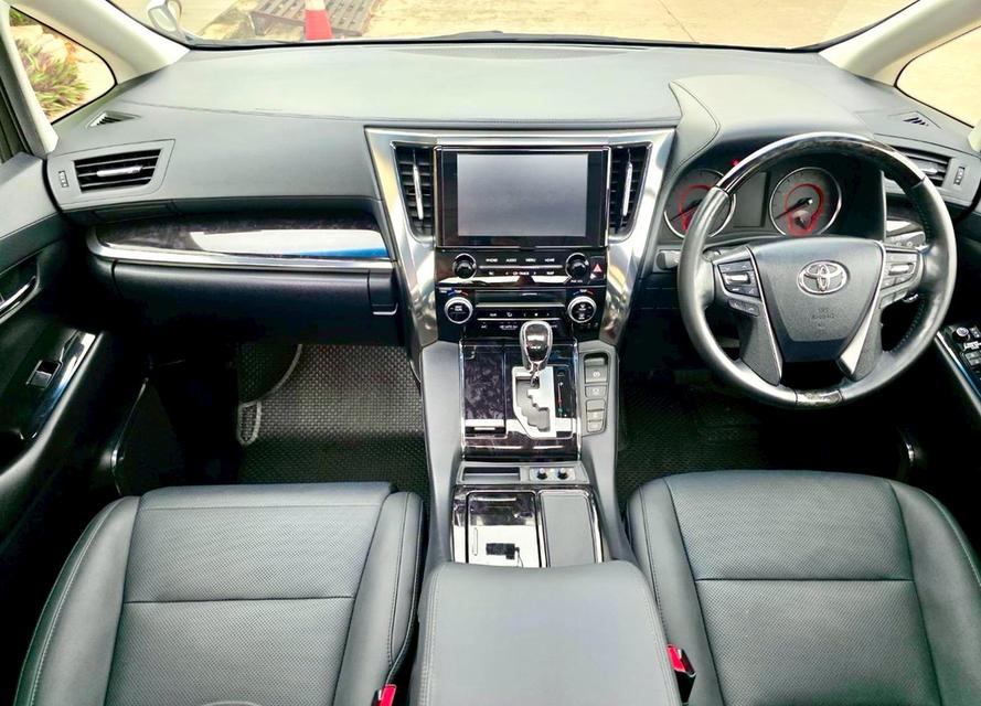 Toyota ALPHARD 2.5SC PACKAGE สีขาว ปี 2022 ไมล์ 20,000 กม.  10