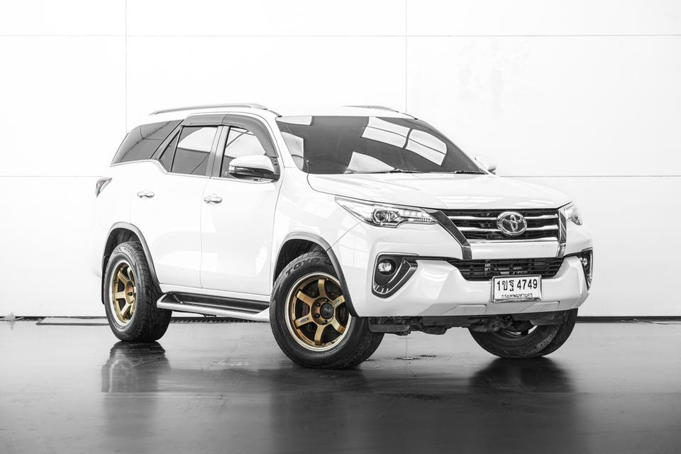 2018 TOYOTA FORTUNER 2.4 V 4WD SUV สีขาว ไมล์ 181334 กม.