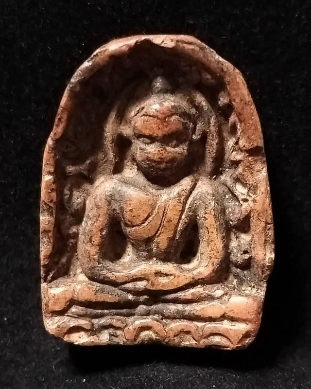 พระซุ้มกอพิมพ์ใหญ่ มีลายกนก