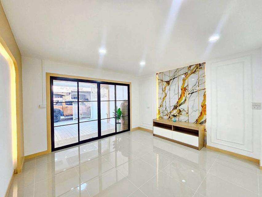 หมู่บ้านบัวทองธานี ฝั่งตรงข้ามสมบัติบุรี 8