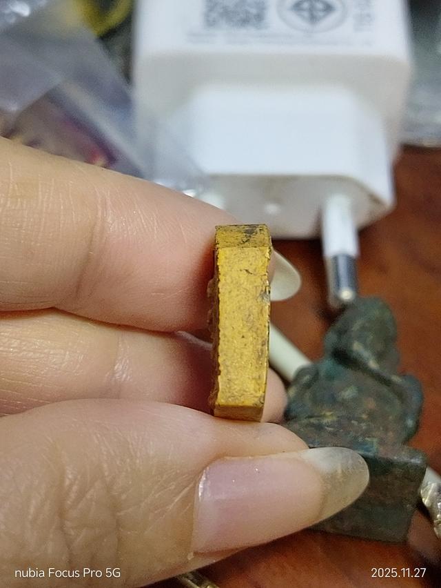 พระขุนแผนหลวงปู่ทิมพิมพ์เล็ก เนื้อว่านดอกทอง ข้างหลังฝังตะกรุดทองคำ 1 ดอก 2