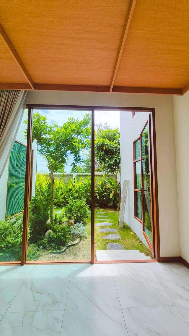 Luxurious corner house on the front plot, the largest of 8 houses at 118 sq.wa., near 2 golf courses, fully furnished, move-in ready. 12