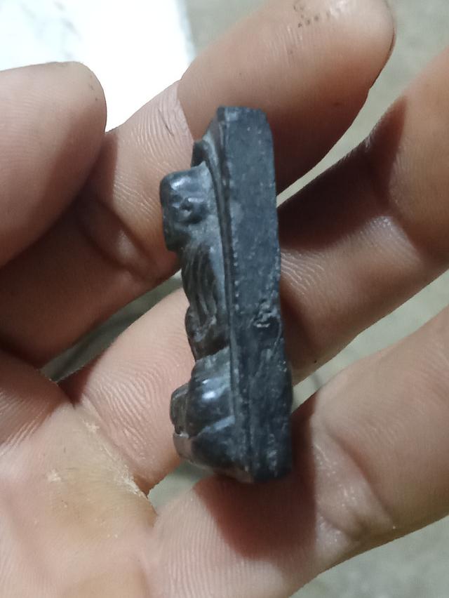 รายละเอียด   พระเนื้อผงดำ พระสมเด็จพุฒาจารย์โต พรมรังษี วัดระฆัง ด้านหลัง รัชกาลที่5 สลัก จ.ป.ร 113 ปี2411 แท้หายากครับ 4