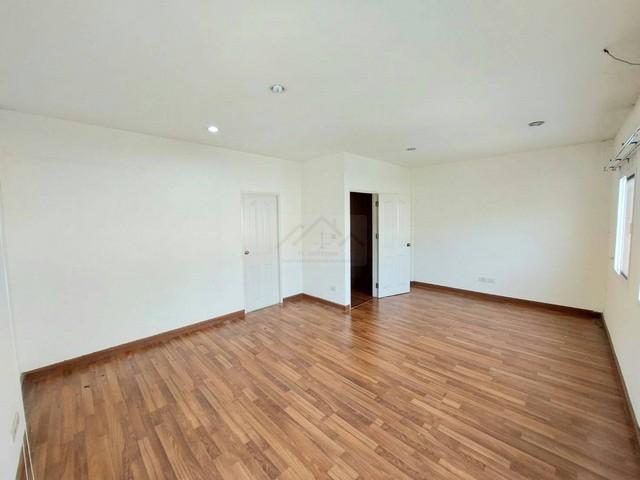 ขายทาวน์โฮม 2 ชั้นหลังมุม 40 ตรว. หมู่บ้าน ดิ เอ็กซ์คลูซีฟ The Exclusive นวลจันทร์ 56 ทำเลดี เดินทางสะดวก ใกล้ทางด่วน 6