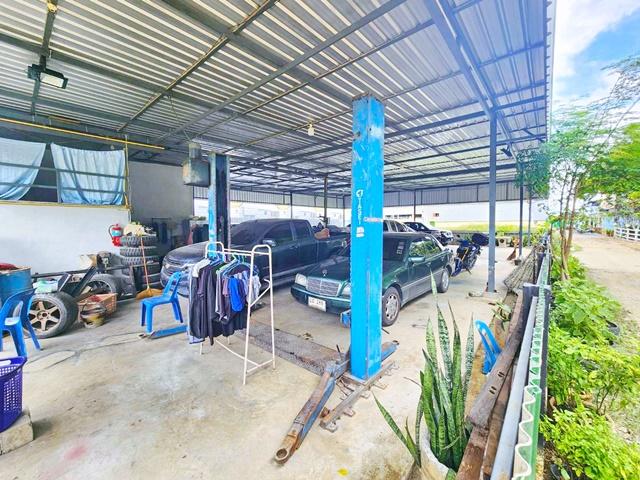 นิคมลาดกระบัง 1.96 กม. ถูกที่สุดในกรุงเทพ 60 กว่าบาทต่อตรม. ตลาดนครฉลองกรุง 1.47 กม. ให้เช่า 402ตร.ม. รร.ลำพะอง 440 ม. ใ 2