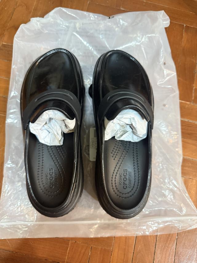 ￼CROCS รองเท้า STOMP HIGH SHINE LOAFER CLOG 