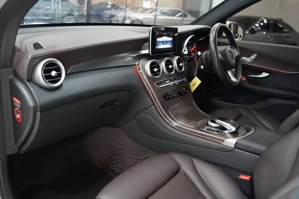 Mercedes-Benz GLC250d Off-Road 4MATIC ปี 2019 สีขาว รูปที่ 9