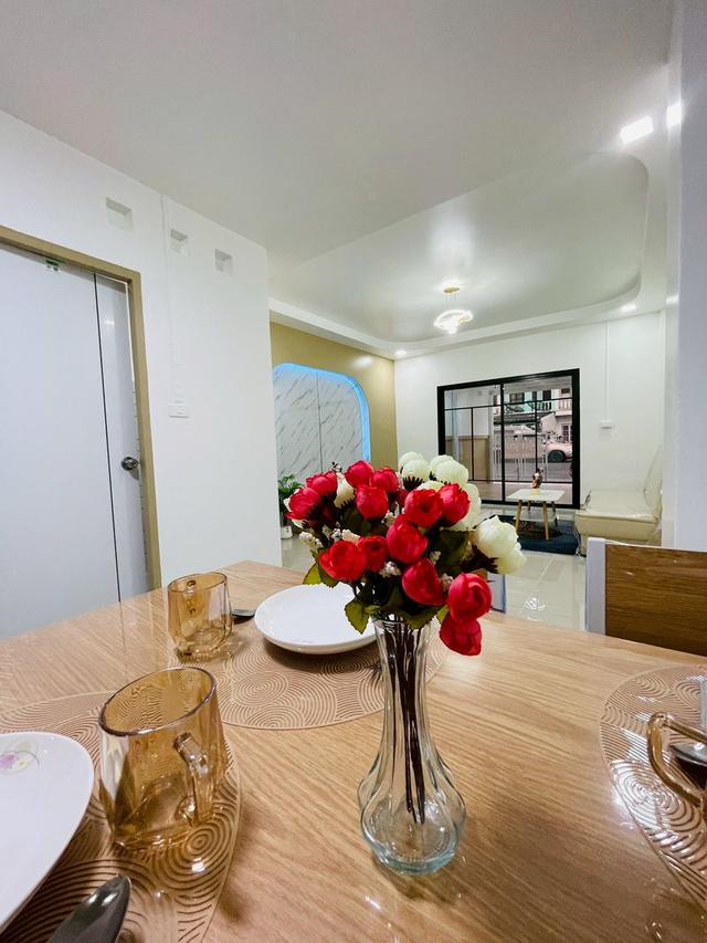 หมู่บ้านร่มเงาไม้  ถนนวัดลาดปลาดุกทาวน์เฮ้าส์ 2 ชั้น หลังมุม ถนนเมน ตกแต่งใหม่พร้อมอยู่  เปลี่ยนระบบไฟใหม่ทั้งหลัง /ค้าขายได้/เพิ่มพื้นที่ใช้สอย 13