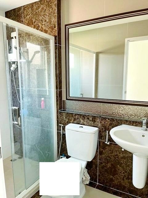 ตลาดสำเพ็ง 2 1.8 กม. ให้เช่าบ้าน 5 แอร์ MRT หลักสอง 2.1 กม. รพ.เกษมราษฎร์ บางแค 1.8 กม. รร.สวนโมกข์อนุสรณ์ 1.1 กม. 3 นอน 7