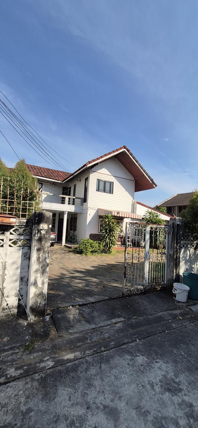 ขายบ้านเดี่ยว 2 ชั้น พื้นที่ 96 ตารางวา เขตพื้นที่เจริญ ใกล้ห้างสรรพสินค้าโรงเรียน โรงพยาบาล เดินทางเข้าออกสะดวกบ้านอยู่หลังสุดท้ายสุดซอย พื้นที่รอบบ้ 15