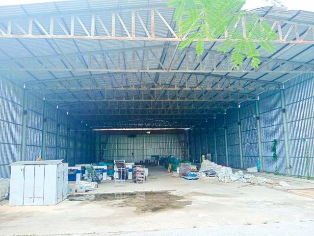 ให้เช่าโรงงาน พร้อมออฟฟิศ พื้นที่สีเหลือง 1,800 ตร.ม. ตลาดสดเขาไม้แก้ว 1.4 กม.ขอใบรง.4ได้ รร.นานาชาติรักบี้ 3.5 กม.บางละ 2