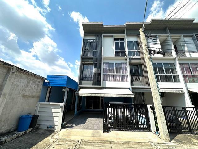 ขายทาวน์โฮม 3 ชั้น ห้องมุม 25.4 ตร.ว. ม.สัมมากร อเวนิว รามอินทรา-วงแหวน ใกล้รถไฟฟ้าสายสีชมพู ทำเลดี พร้อมเข้าอยู่ 1
