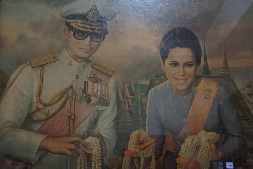 138.ภาพพิมพ์เก่าพระบรมสาทิสลักษณ์ในหลวงรัชกาลที่9 และสมเด็จพระบรมราชินีนาถในรัชกาลที่9  โดยศิลปินอาวุโส เกษียร จินดาลักษณ์ สงวนลิขสิทธิ์ 5 พ.ค. 2520 3