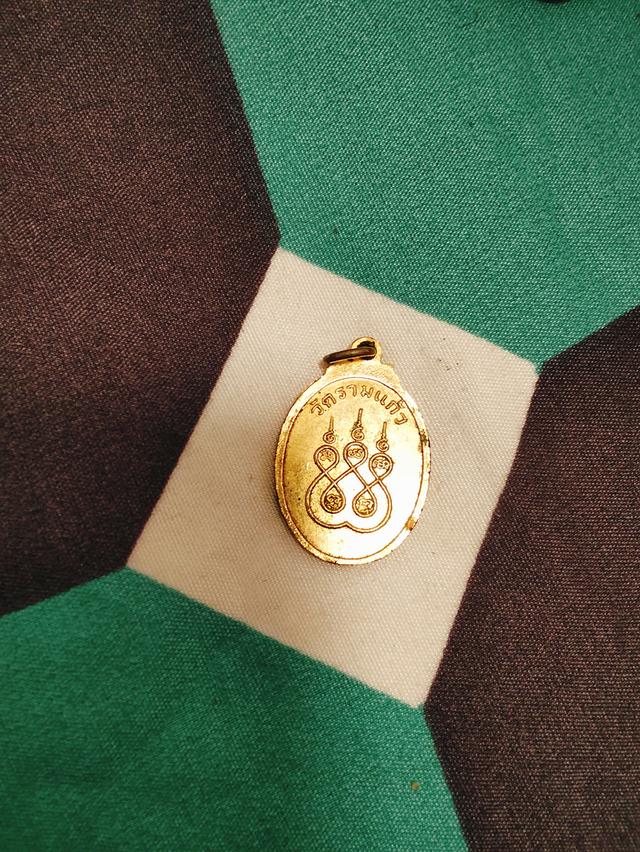 หลวงพ่อสุรินทร์ วัดรามแก้ว  รุ่นแรก เนื้อกะไหล่ทอง รูปที่ 2