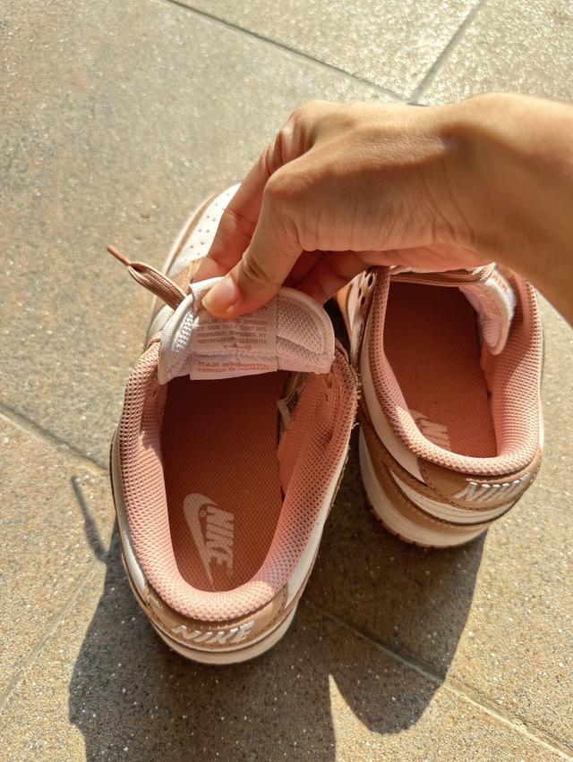 รองเท้า Nike Dunk Low สีชมพู รูปที่ 3