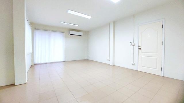 นวมินทร์ 105-115 ให้เช่าอาคารพาณิชย์ 3 ชั้น ติดแอร์ทั้งหลัง 300 ตร.ม.21 ตร.วา.เดอะ คริสตัล 1.9 กม.5 นอน 5 น้ำ จอดรถ4-5คั 6