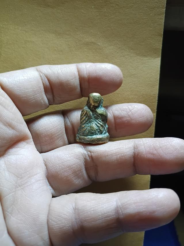 หลวงพ่อเงินพิมพ์ขี้ตา3ชาย รูปที่ 2