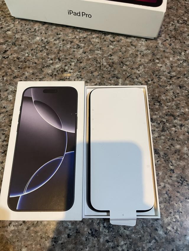 ขายไอโฟน16ProMaxสีSpace Black256กิ๊กสูนTrueยกกล่องประกันพฤษภาปีหน้าแบต100รอบชาดแค่5หายากมากๆสภาพนี้คับ 10