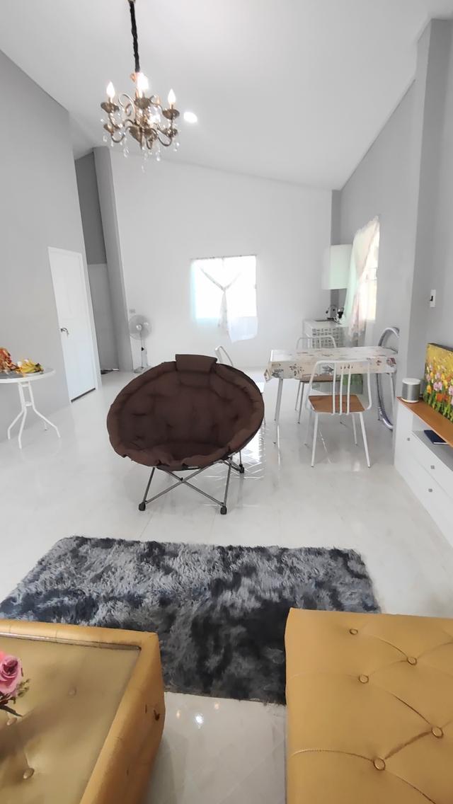 ขายบ้านสร้างใหม่2ห้องนอน1ห้องน้ำ1หลัง​ พร้อมบ้านน้อคดาวน์อีก3หลัง​ บัจจุบันบ้านน้อคดาวน์ให้เช่ารายเดือนอยู่​ รวมพื้นที่ทั้งแปลง215ตารางวา​ าง 3