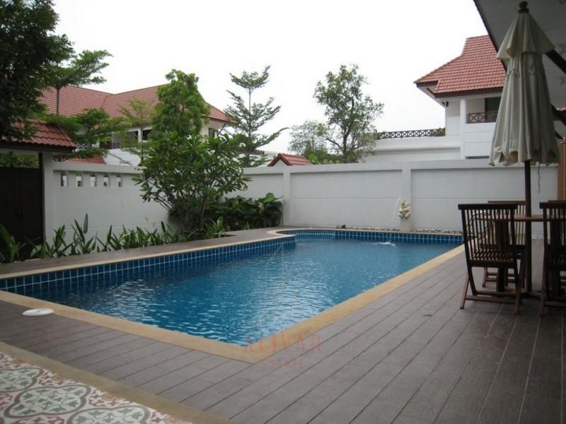 RH013424 Single house with private pool in New Petchburi Roa 5