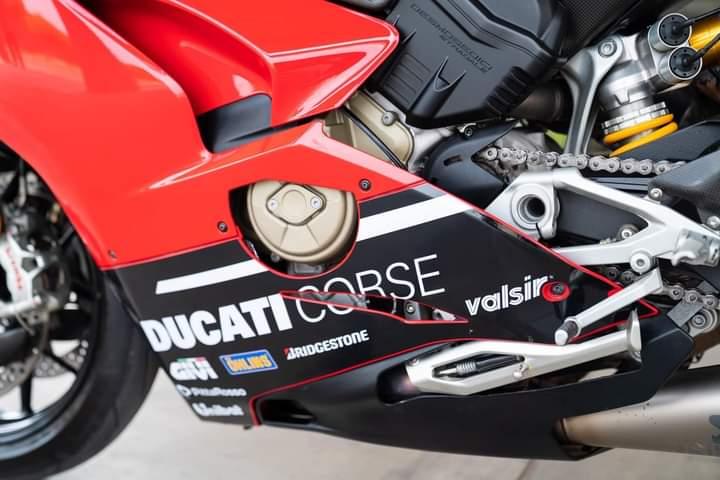 Ducati Panigale สีแดง 3