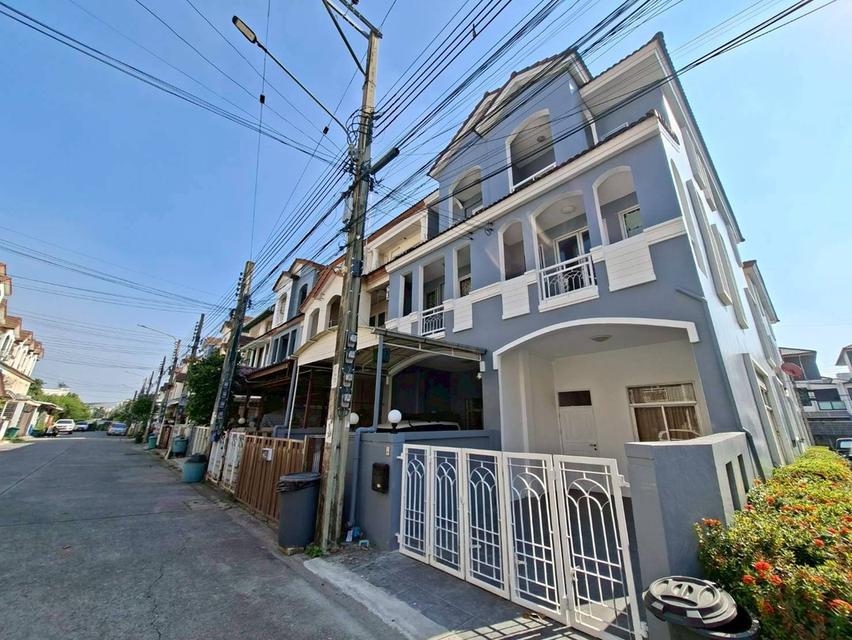 ขายด่วนบ้านทาวน์โฮม 3 ชั้น หลังมุม หมู่บ้าน The Balcony Home เฉลิมพระเกียรติ ร.9 ซอย 28 ใกล้สวนหลวง ร. 9 (N.1971) 1