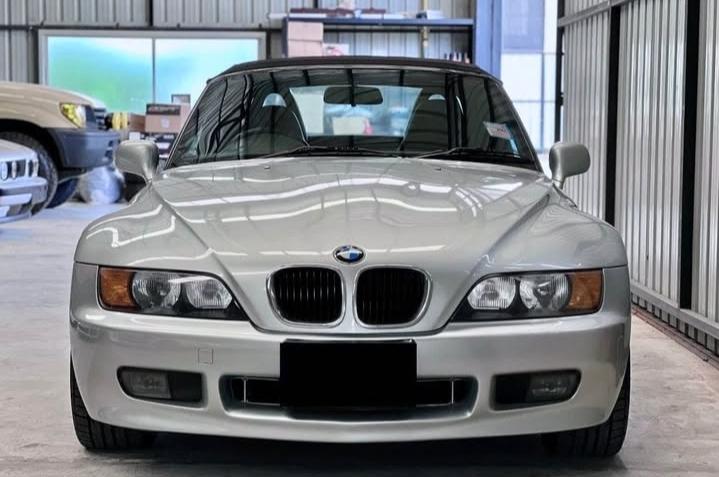 BMW Z3 สีเทา