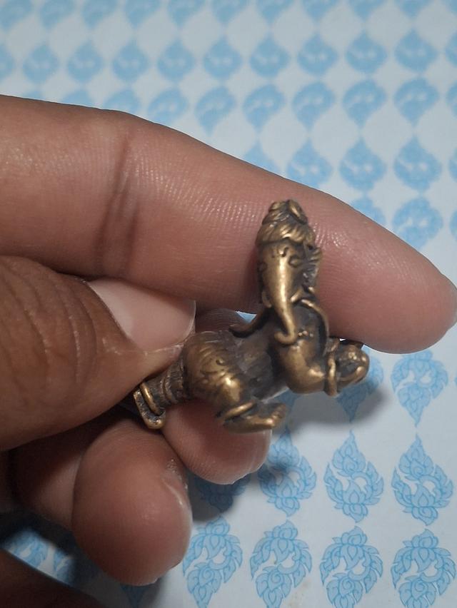 พระพิฆเนศปางเด็ก หรือปางไอศวรญะ คณปติ เป็นปางที่เน้นด้านเมตตา ความสุข ความสดใส และการเจริญเติบโต ปางนี้เหมาะสำหรับผู้ที่ต้องการเสริมเสน่ห์เมตตา การค้า