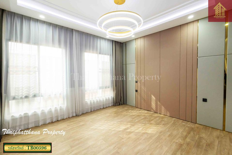 แกรนด์ บางกอก บูเลอวาร์ด ศรีนครินทร์ 11