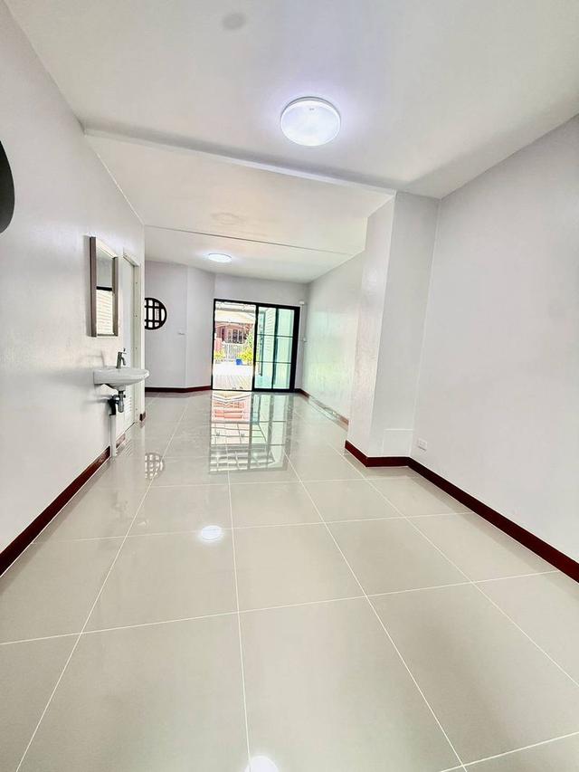 หมู่บ้านสิรารมย์ บ้านกล้วย-ไทรน้อย บางบัวทอง ทาวน์เฮาส์ 2 ชั้น ตกแต่งใหม่พร้อมอยู่  มีระเบียงด้านหน้า โครงการของแลนด์&เฮ้าส์ 9