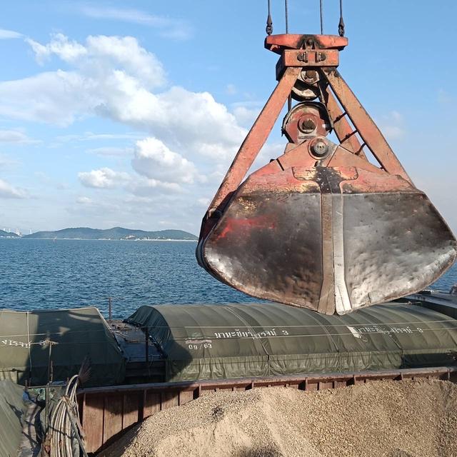 ทุ่นเครนสำหรับการยกของกลางทะเล