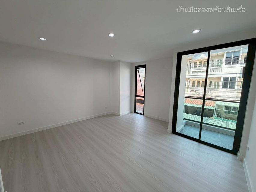 ทาวน์โฮม 3 ชั้น ซอยนาคนิวาส 37 ถนนประดิษฐ์มนูธรรม 8