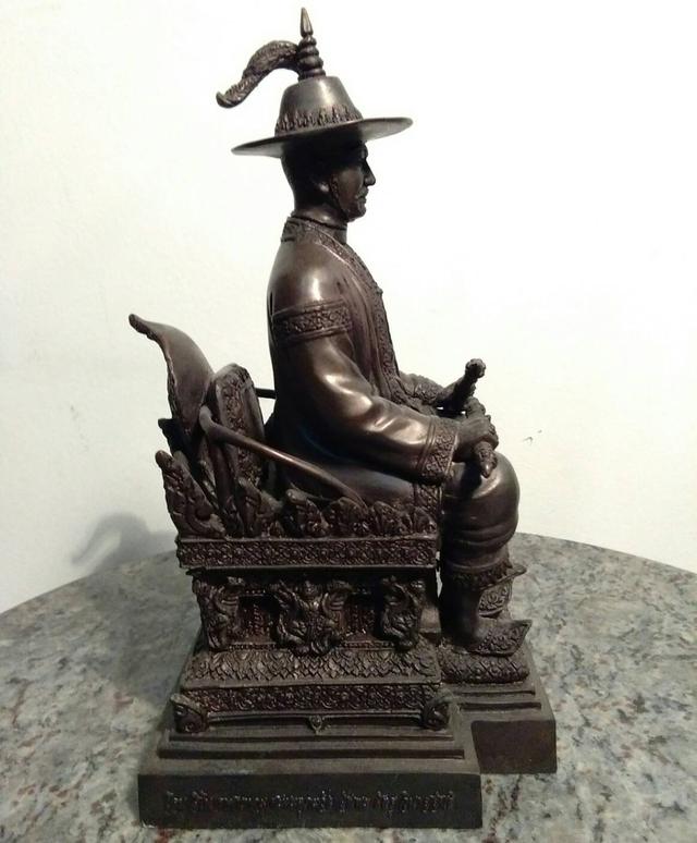 135.พระบรมรูปหล่อสมเด็จพระเจ้าตากสินมหาราช ทรงประทับนั่งบัลลังก์