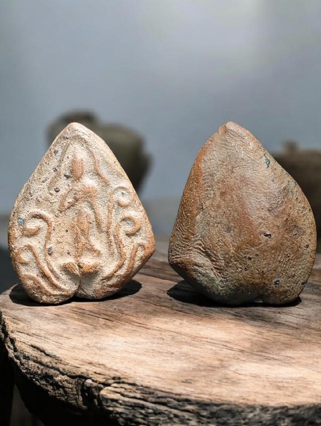 พระลีลาเปลวเพลิง หลวงพ่ออ่ำ วัดชีประขาว สุพรรณบุรี เนื้อดิน ปี2475สภาพสวยมาก