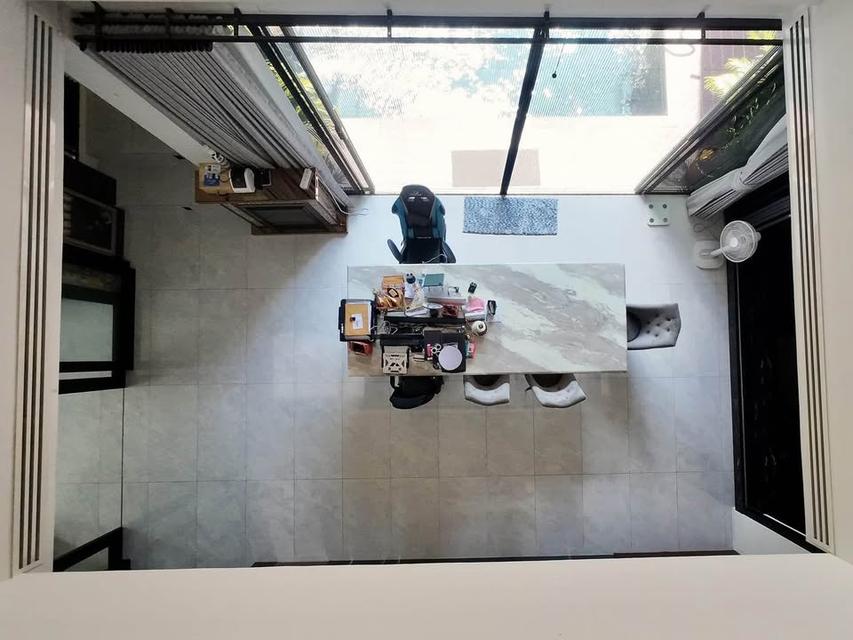 ขาย บ้านเดี่ยว 3 ชั้น สไตส์โมเดิร์น ซอยอินทระ 28 อายุบ้านเพียง 2 ปี 7